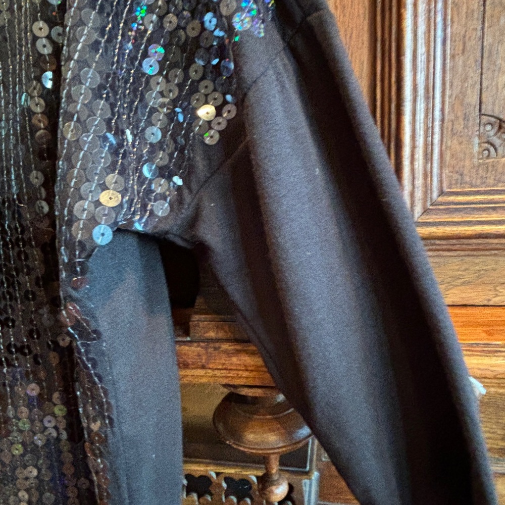 NWT- SUMMER WEIGHT SEQUIN TOP - Picture 5 of 7